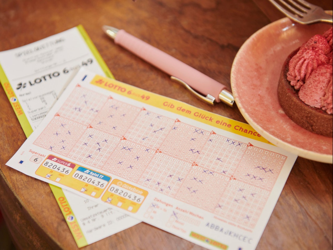 Ein ausgefüllter Lotto 6aus49 Spielschein liegt auf einem Tisch.