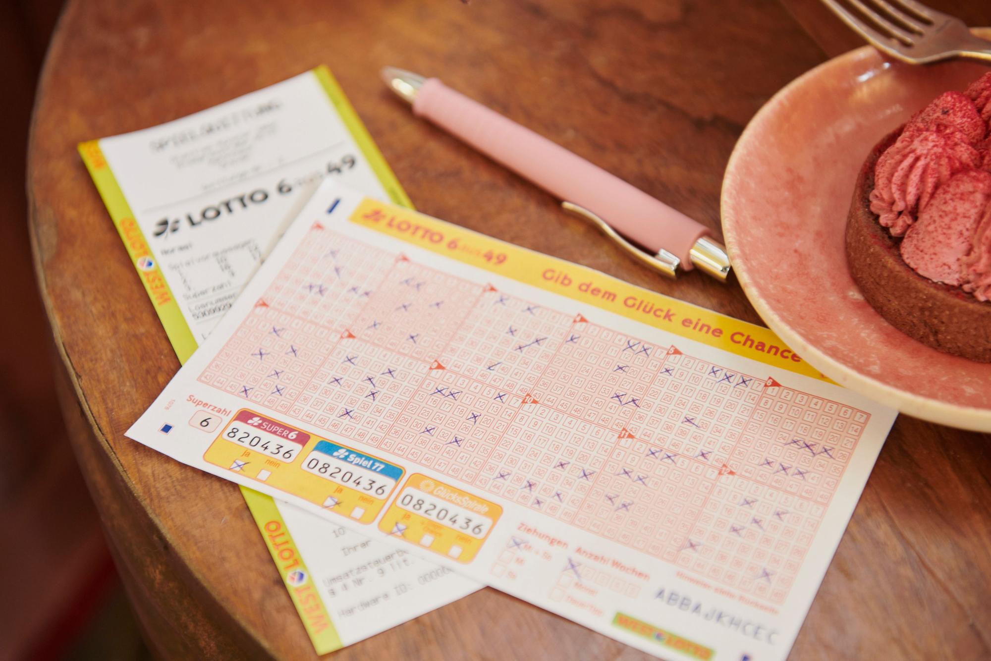 Ein ausgefüllter Lotto 6aus49 Spielschein liegt auf einem Tisch.