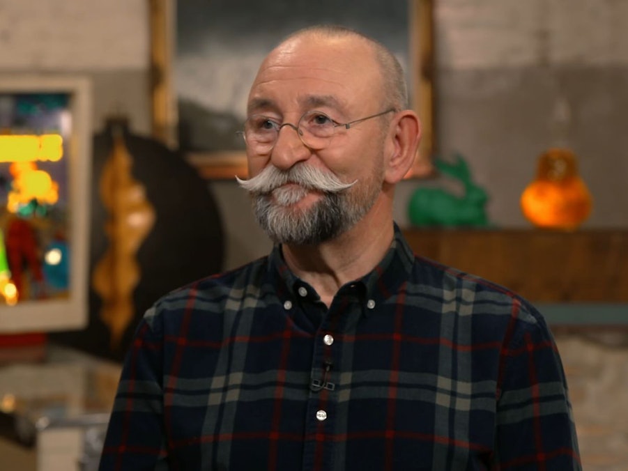 Horst Lichter erfuhr bei „Bares für Rares“ vom letzten Willen des Kandidaten-Vaters: „Das ist aber toll! Dann sieht er uns ja jetzt zu.“ (Bild: ZDF)