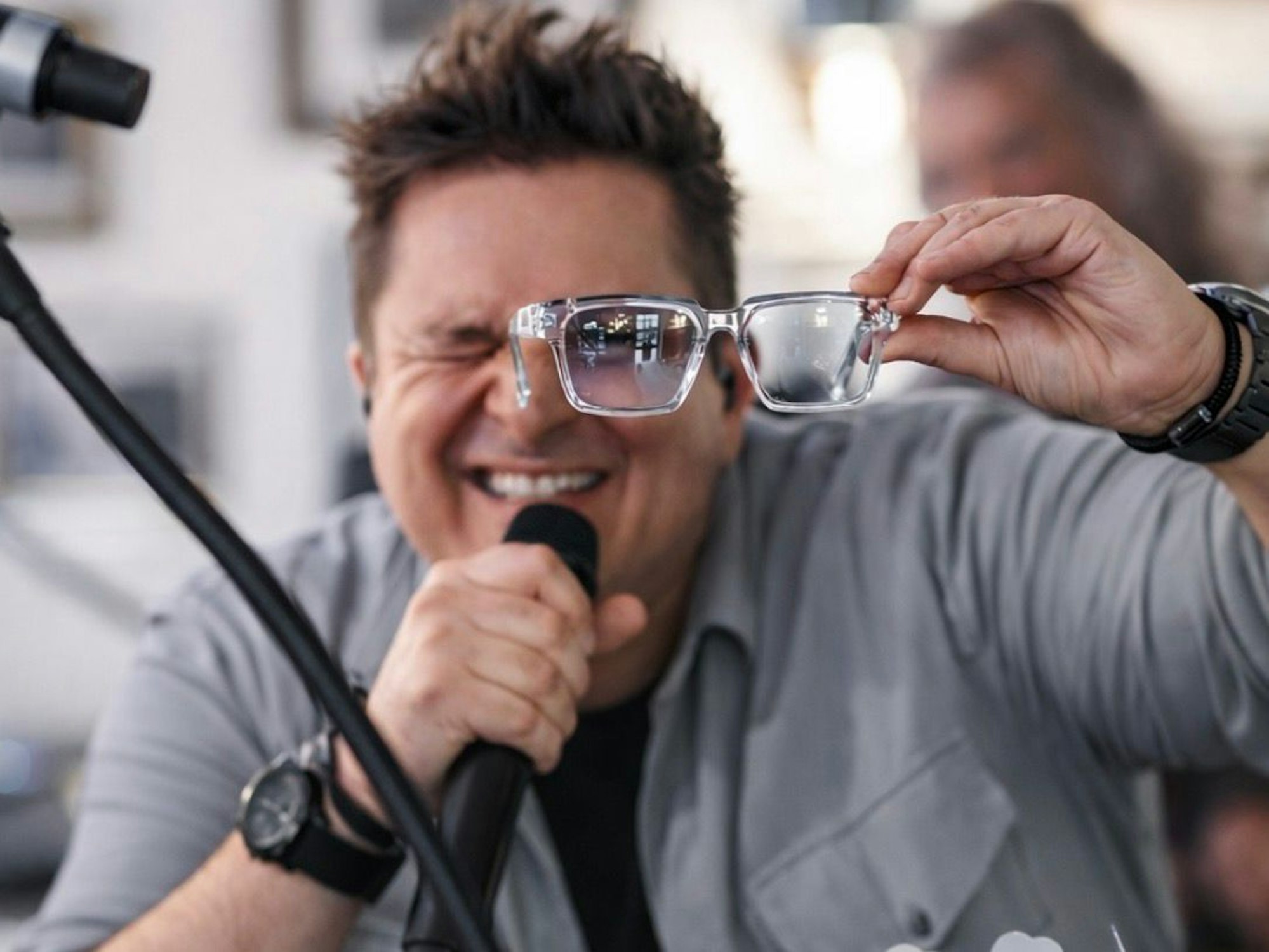 Micky Nauber zeigt seine Schutzbrille.