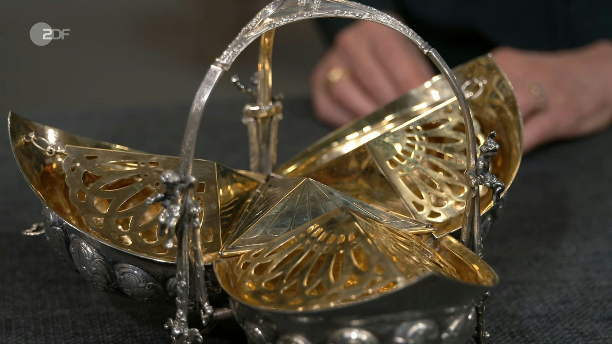 Drei Seiten klappten auf und offenbarten goldene „Flügel“. (Bild: ZDF)