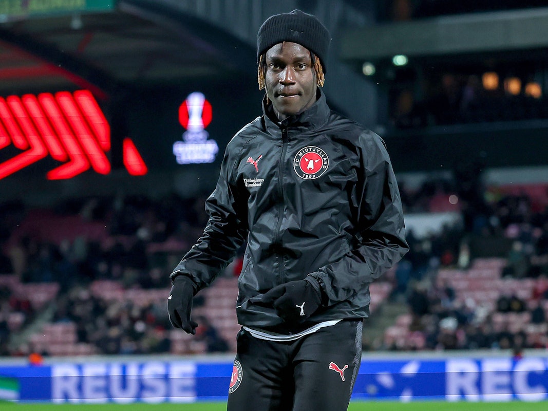 Fußball-Profi Alamara Djabi bei der Platzbegehung.