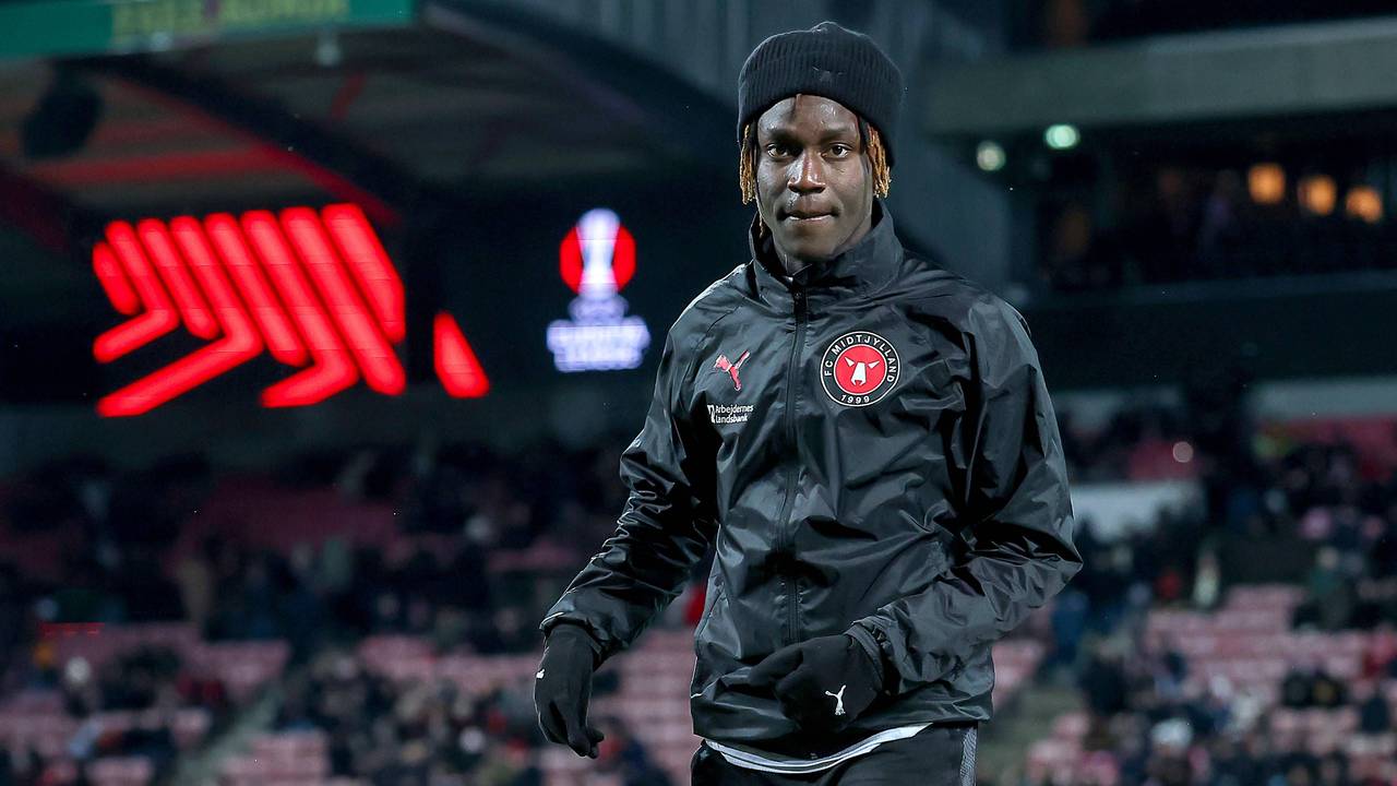 Fußball-Profi Alamara Djabi bei der Platzbegehung.