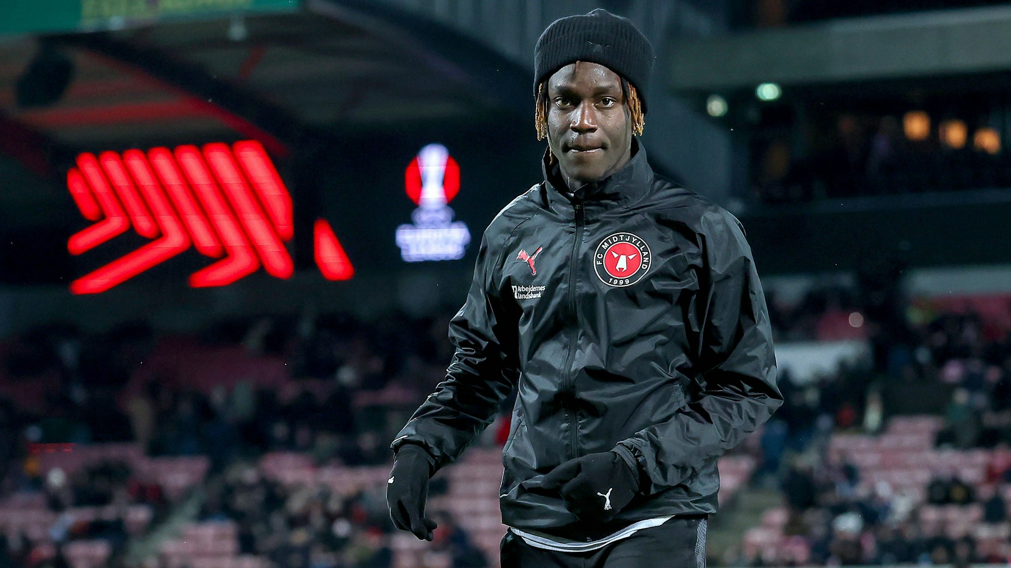 Fußball-Profi Alamara Djabi bei der Platzbegehung.