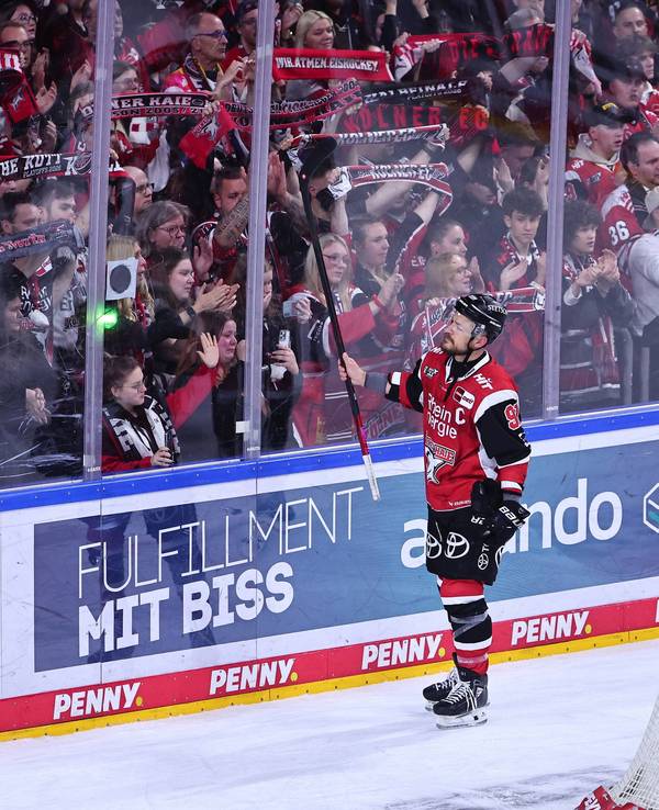 Moritz Müller vor den Fans der Kölner Haie.