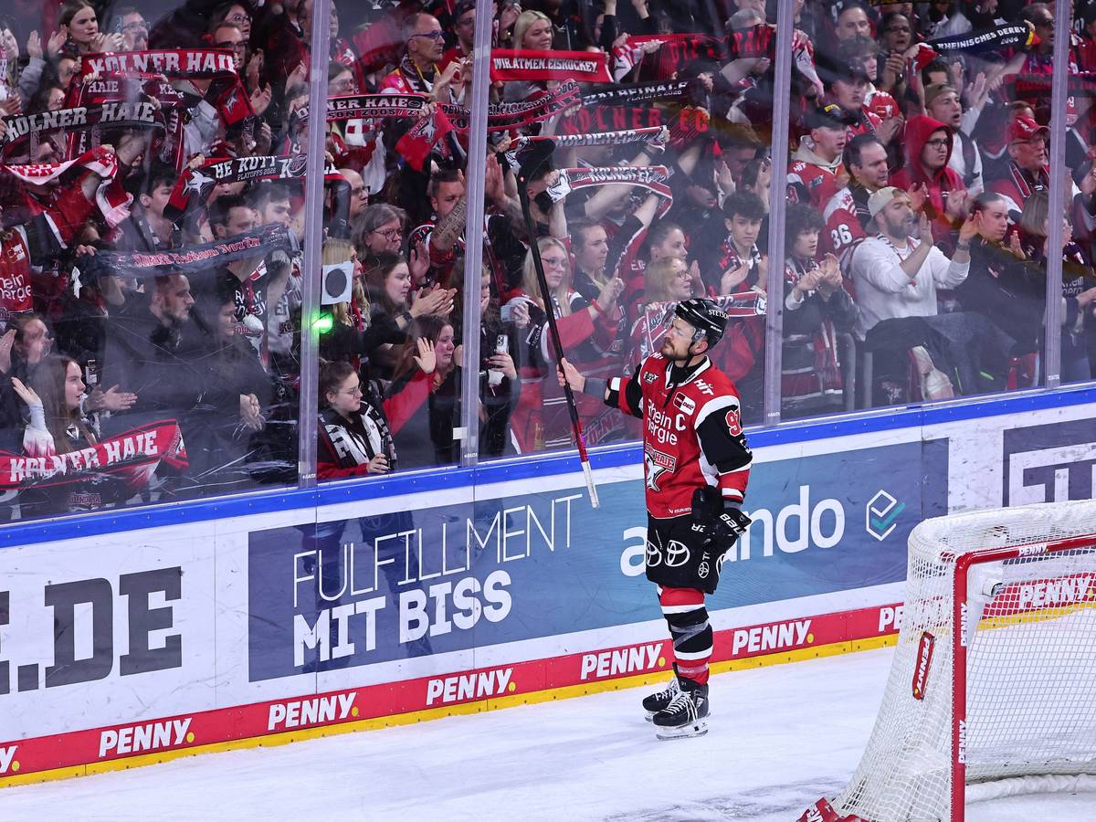 Moritz Müller vor den Fans der Kölner Haie.