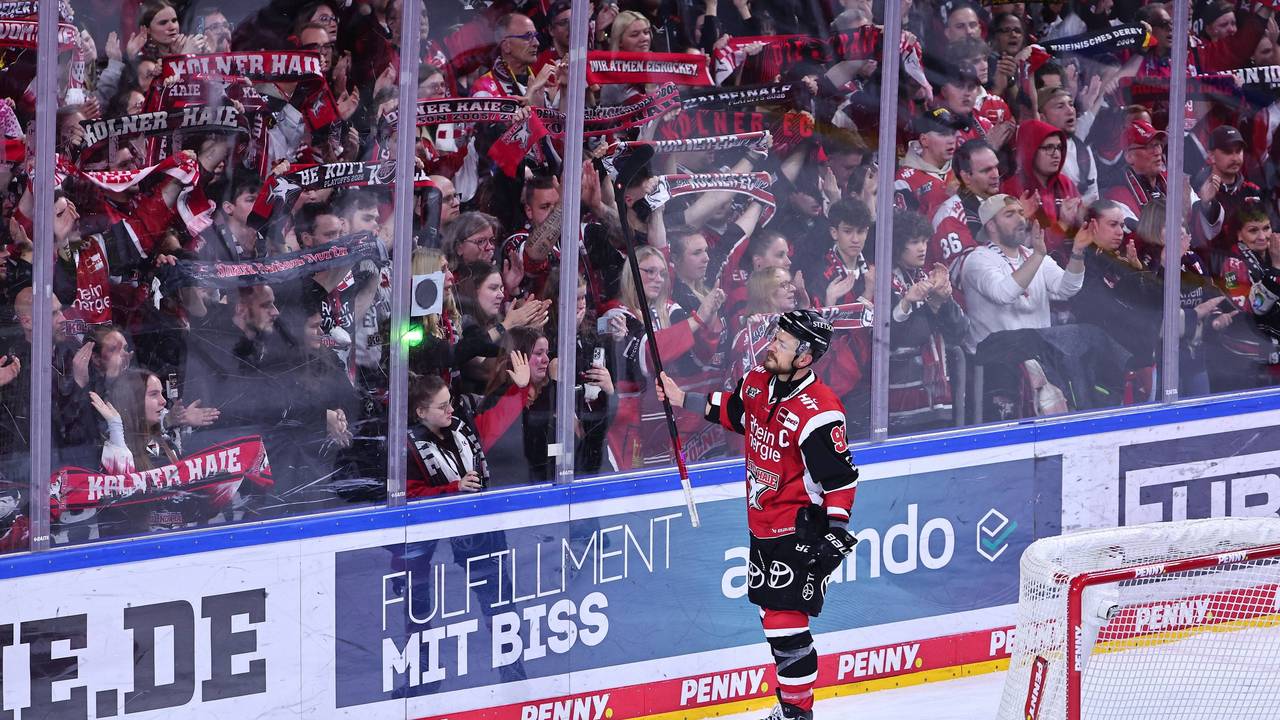 Moritz Müller vor den Fans der Kölner Haie.