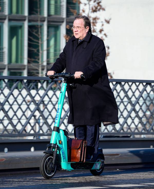 Armin Laschet Mitglied des Bundestag und ehemaliger Ministerpraesident von Nordrhein-Westfalen unterwegs mit Aktentasche im Regierungsviertel in Berlin und faehrt mit dem s-Scooter ueber die Spree Berlin Berlin Deutschland