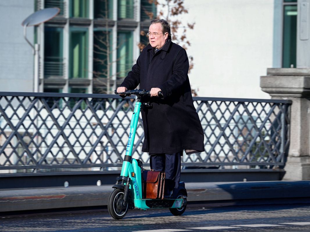 Armin Laschet Mitglied des Bundestag und ehemaliger Ministerpraesident von Nordrhein-Westfalen unterwegs mit Aktentasche im Regierungsviertel in Berlin und faehrt mit dem s-Scooter ueber die Spree Berlin Berlin Deutschland