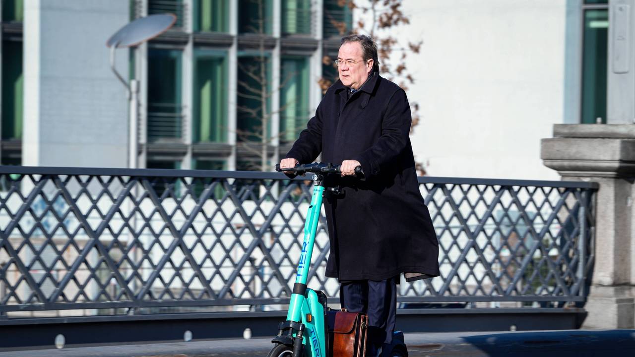 Armin Laschet Mitglied des Bundestag und ehemaliger Ministerpraesident von Nordrhein-Westfalen unterwegs mit Aktentasche im Regierungsviertel in Berlin und faehrt mit dem s-Scooter ueber die Spree Berlin Berlin Deutschland