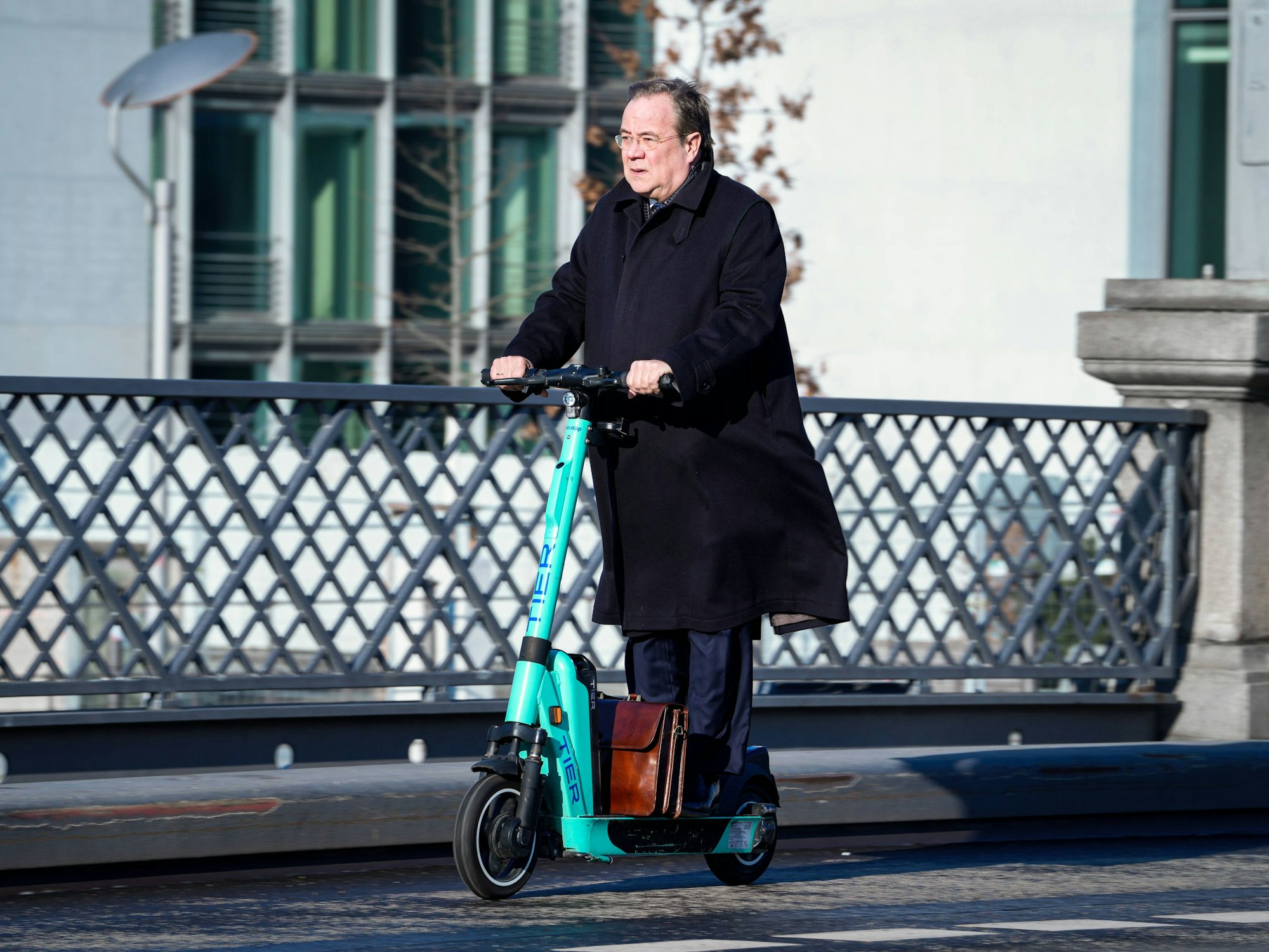 Armin Laschet Mitglied des Bundestag und ehemaliger Ministerpraesident von Nordrhein-Westfalen unterwegs mit Aktentasche im Regierungsviertel in Berlin und faehrt mit dem s-Scooter ueber die Spree Berlin Berlin Deutschland