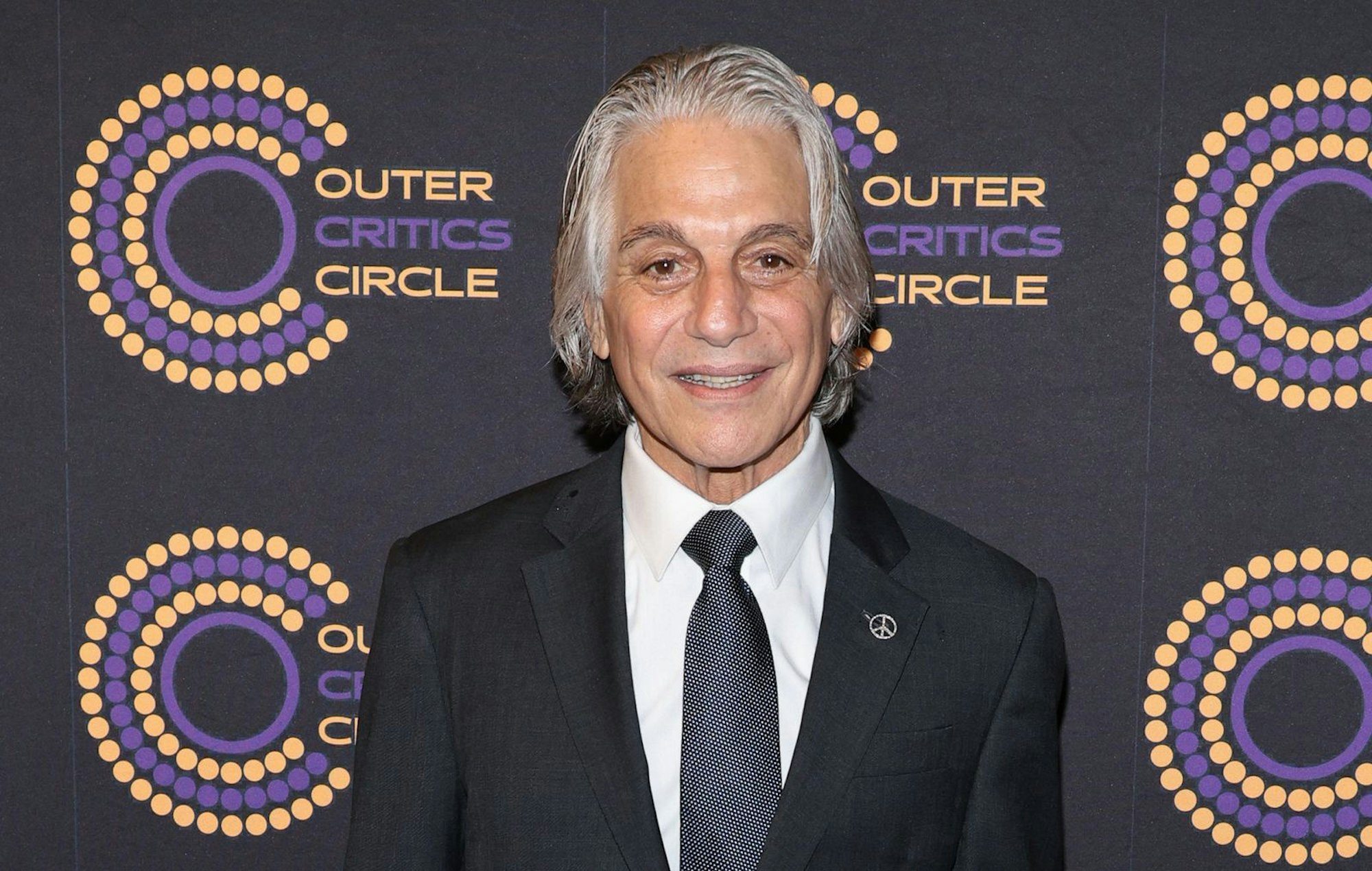 Die Haare sind deutlich länger als noch zu Zeiten von „Wer ist hier der Boss“ - und sichtlich ergraut: Tony Danza bei den Outer Critics Circle Awards 2024 in New York. (Bild: 2024 Getty Images/Dimitrios Kambouris)