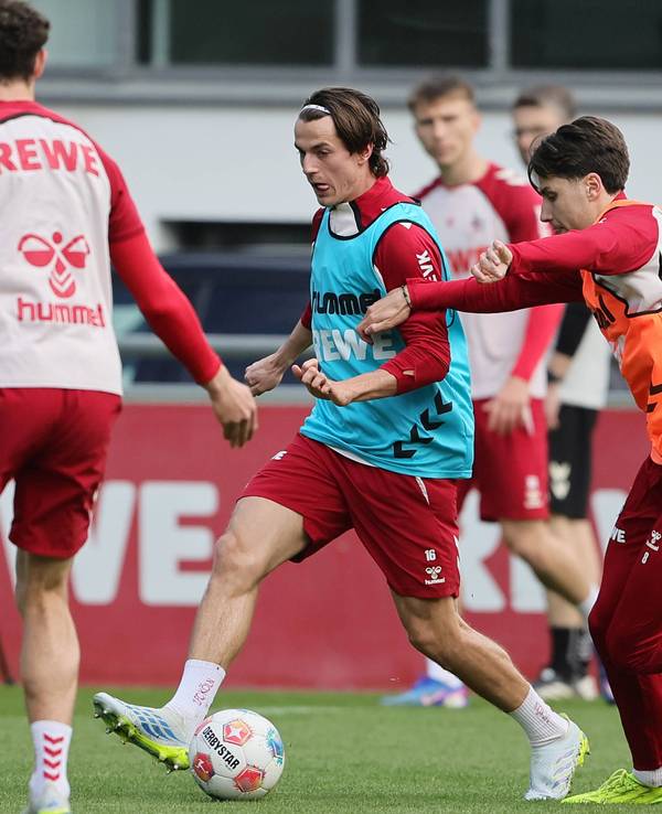 Jakub Kaminski (1. FC Köln) führt den Ball am Fuß.