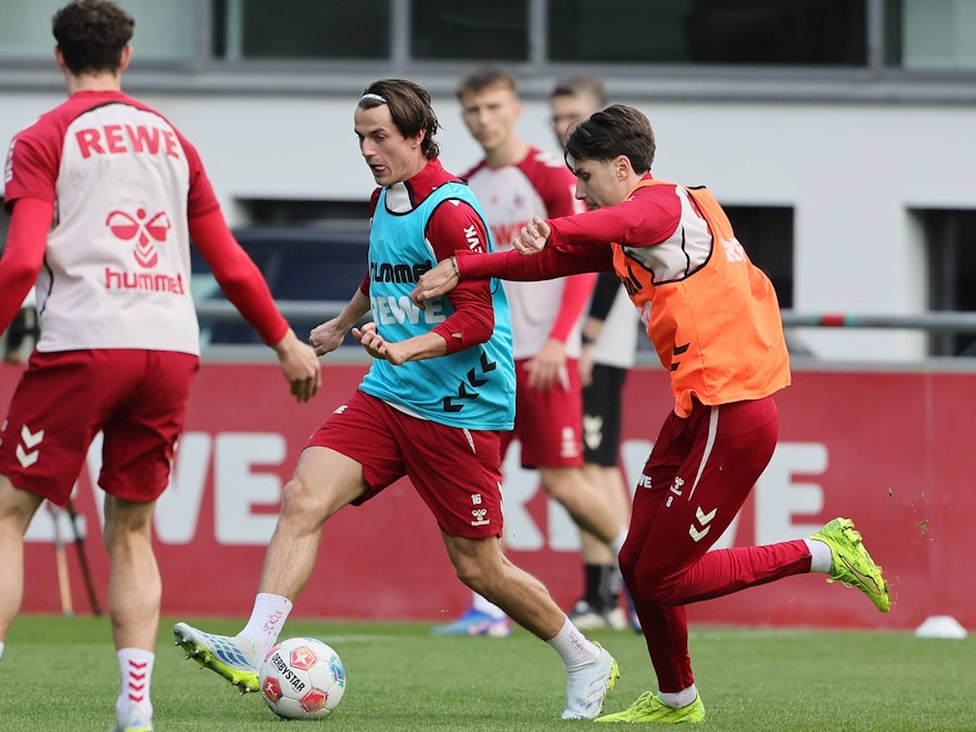 Jakub Kaminski (1. FC Köln) führt den Ball am Fuß.