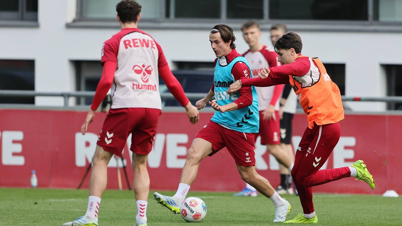 Jakub Kaminski (1. FC Köln) führt den Ball am Fuß.