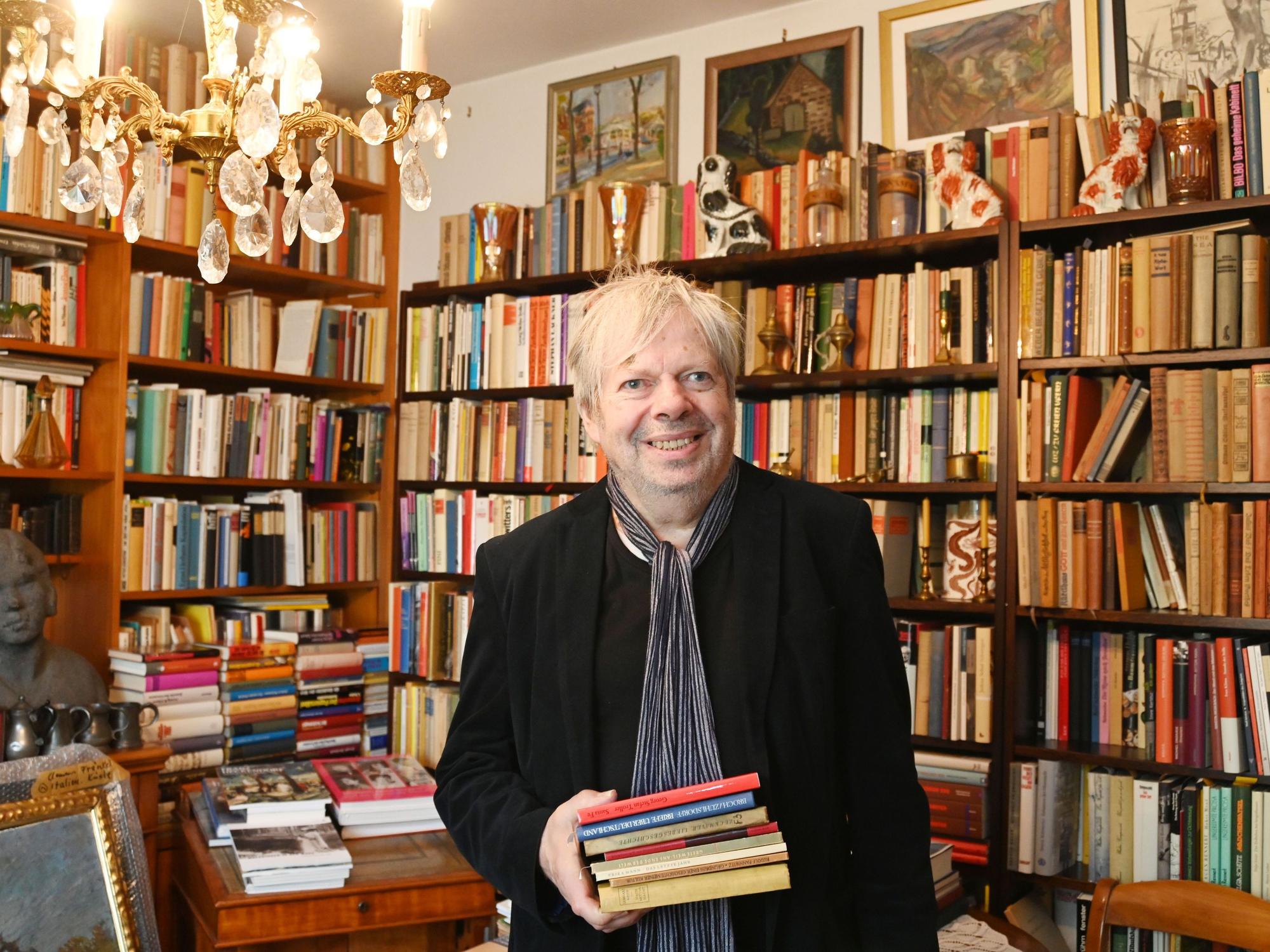 Thomas B. Schumann aus Hürth inmitten seiner Bücher.