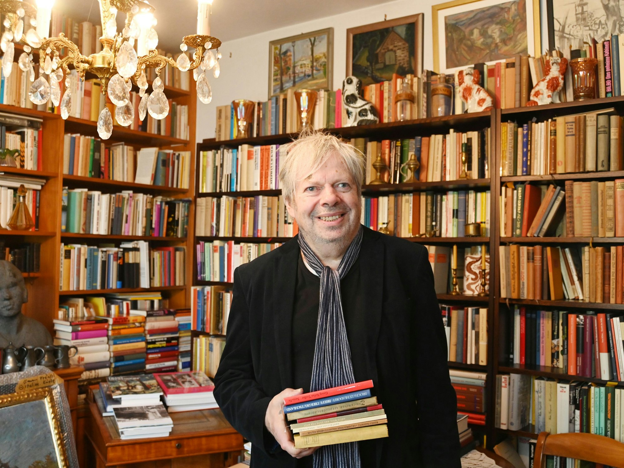Thomas B. Schumann aus Hürth inmitten seiner Bücher.