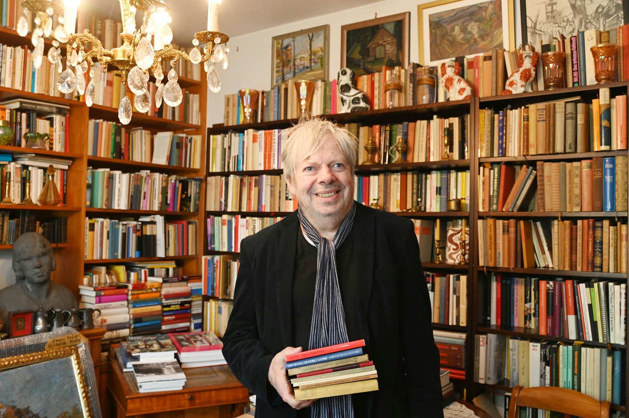 Thomas B. Schumann aus Hürth inmitten seiner Bücher.