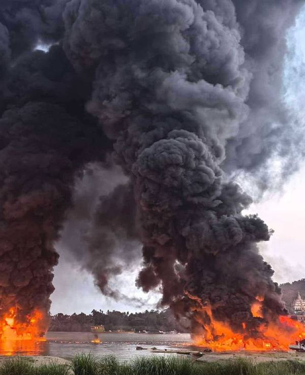 Großfeuer in Hafen in Myanmar