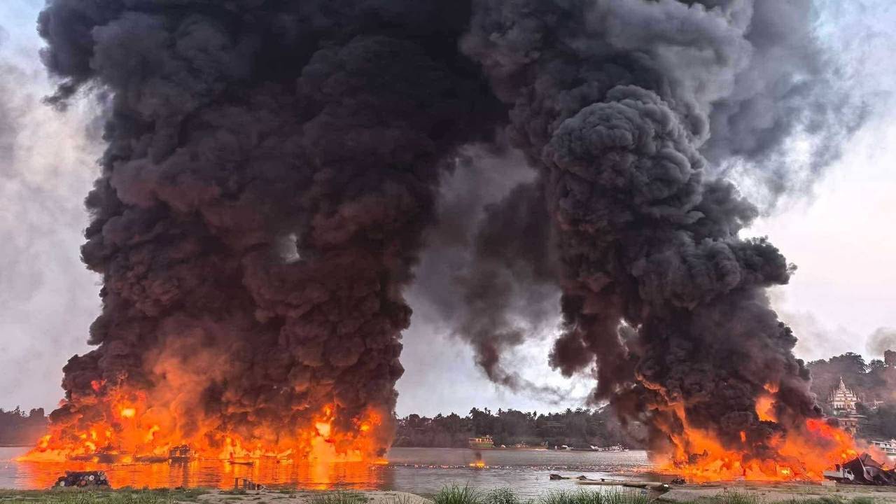 Großfeuer in Hafen in Myanmar