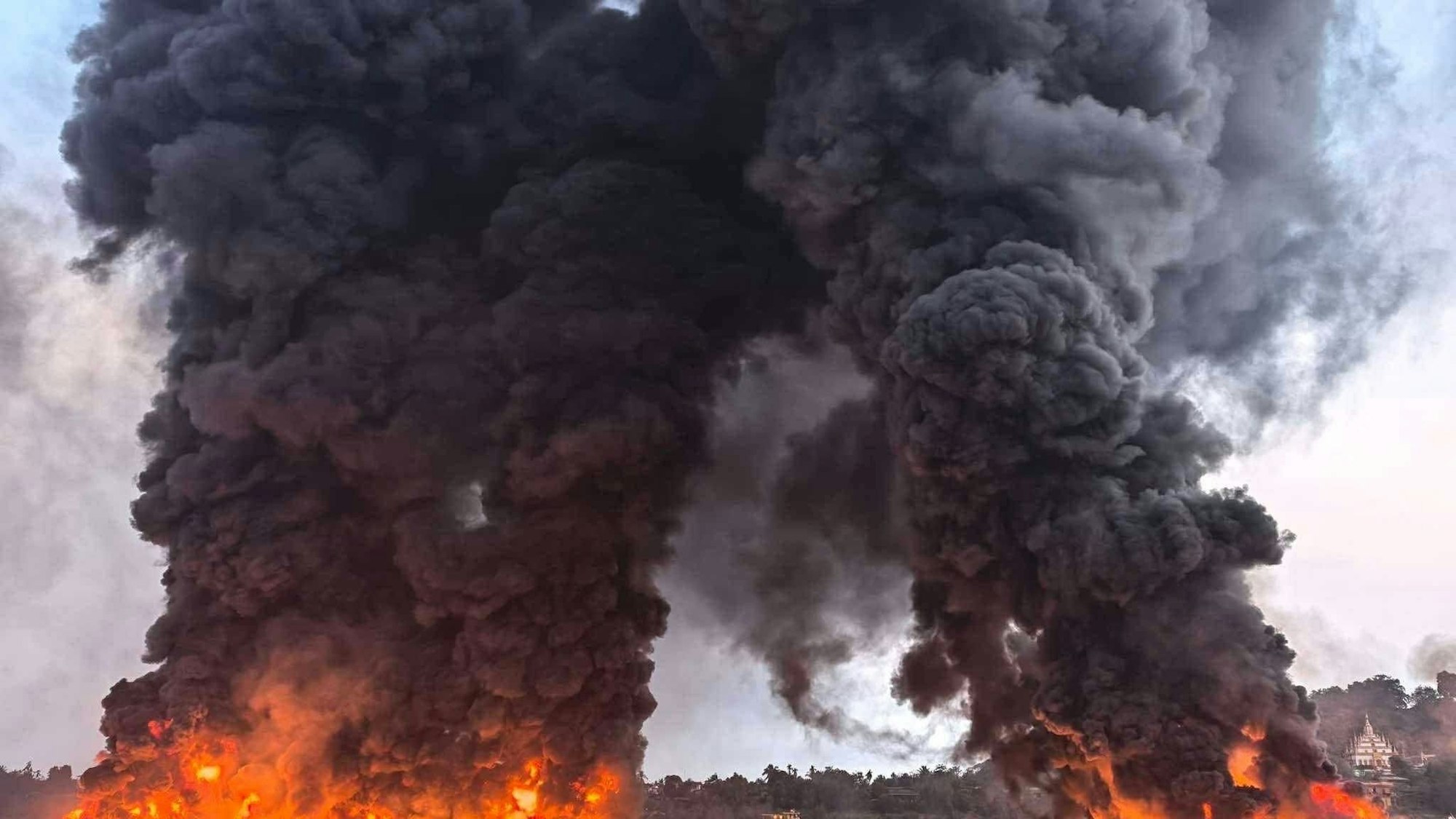 Großfeuer in Hafen in Myanmar