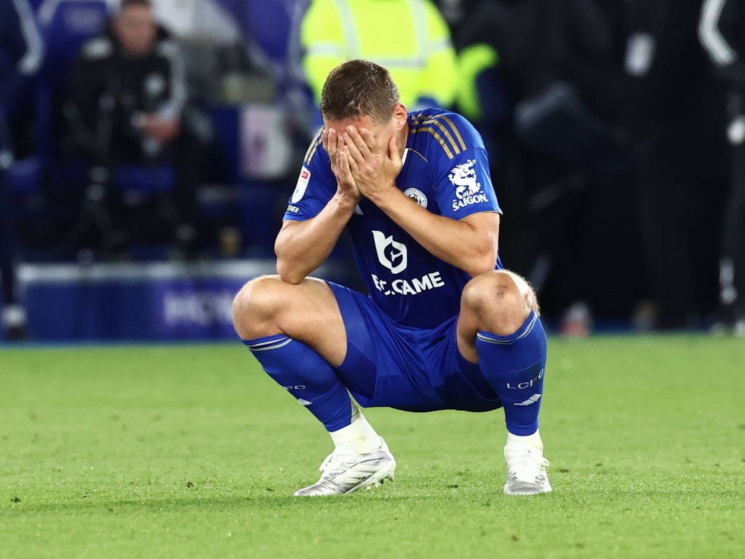 Jannik Vestergaard hockt enttäuscht auf dem Spielfeld.