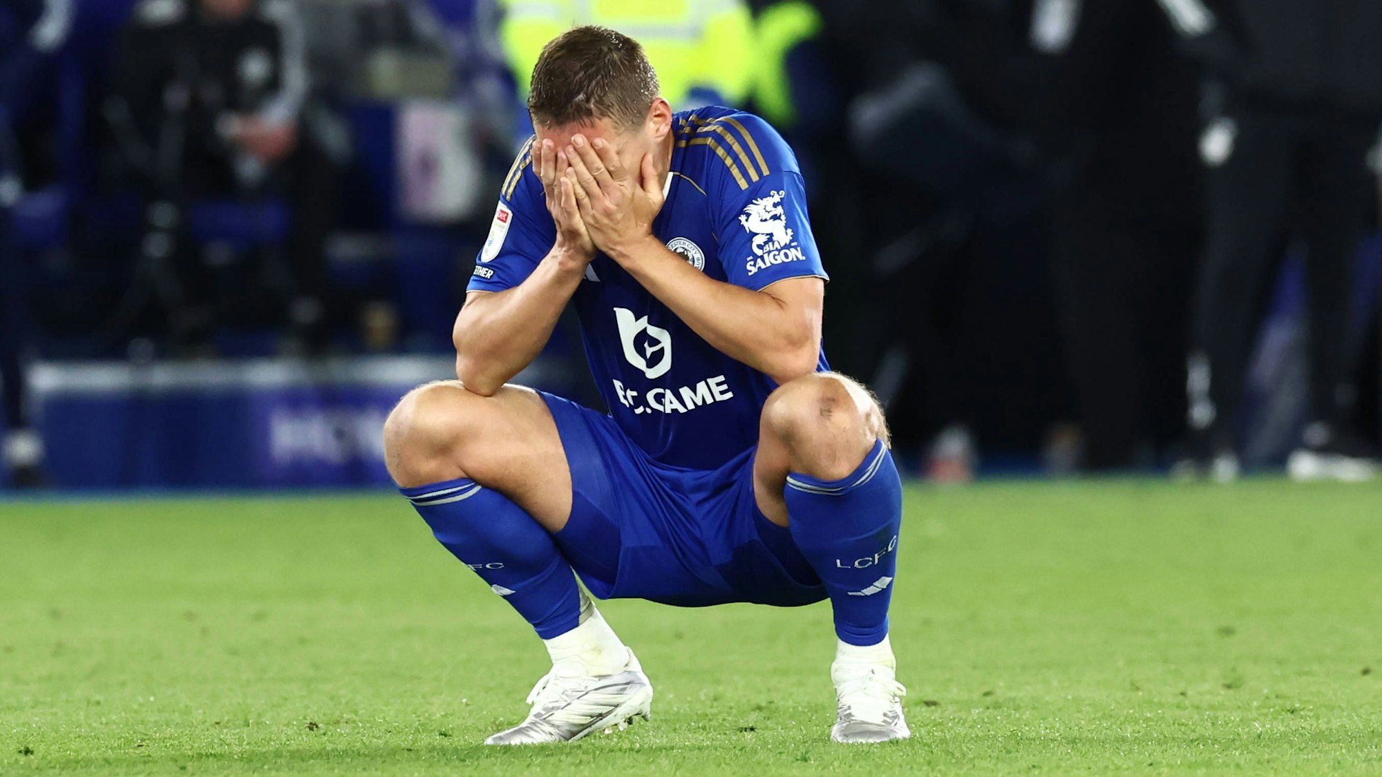 Jannik Vestergaard hockt enttäuscht auf dem Spielfeld.