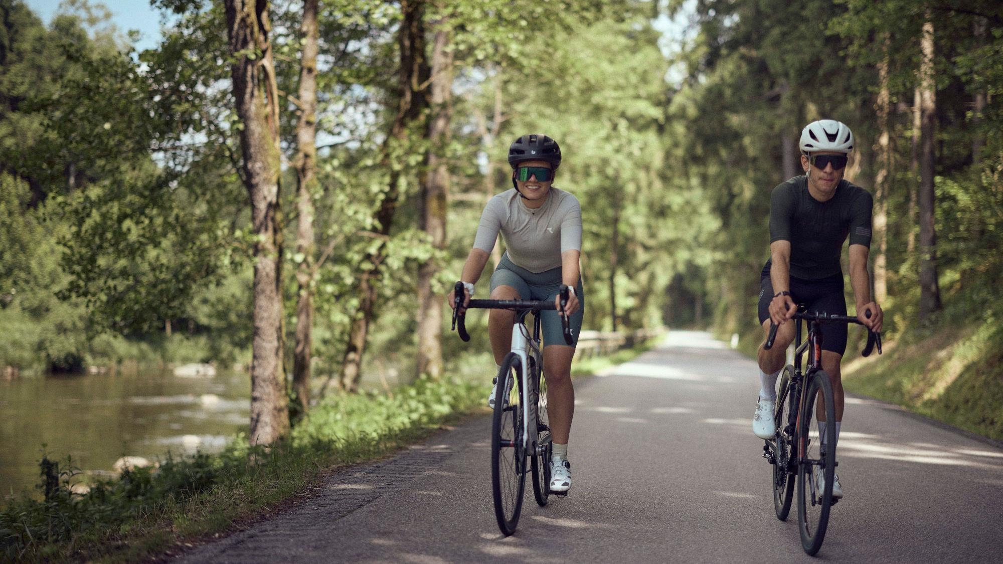 Rennradfahren durch die hügelige Landschaft des Mühlviertels.
