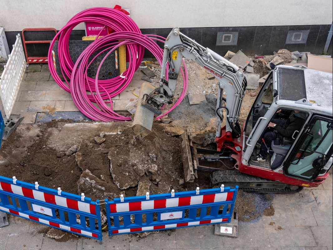 Das Symbolfoto zeigt eine Baustelle für den Glasfasernetz-Ausbau der Telekom in Essen.
