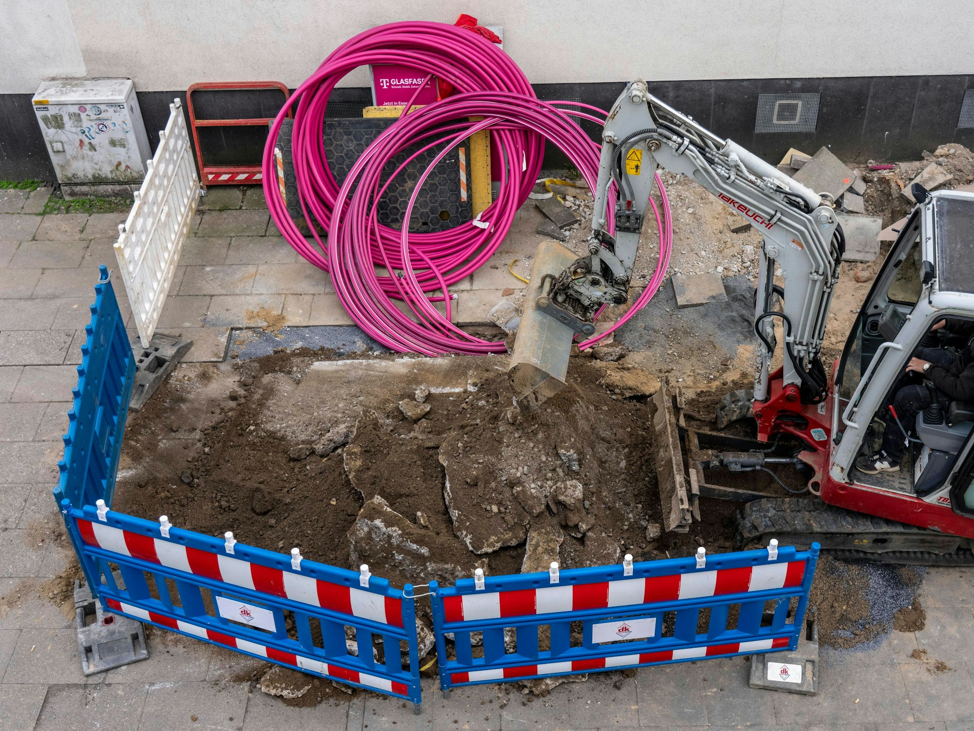 Das Symbolfoto zeigt eine Baustelle für den Glasfasernetz-Ausbau der Telekom in Essen.