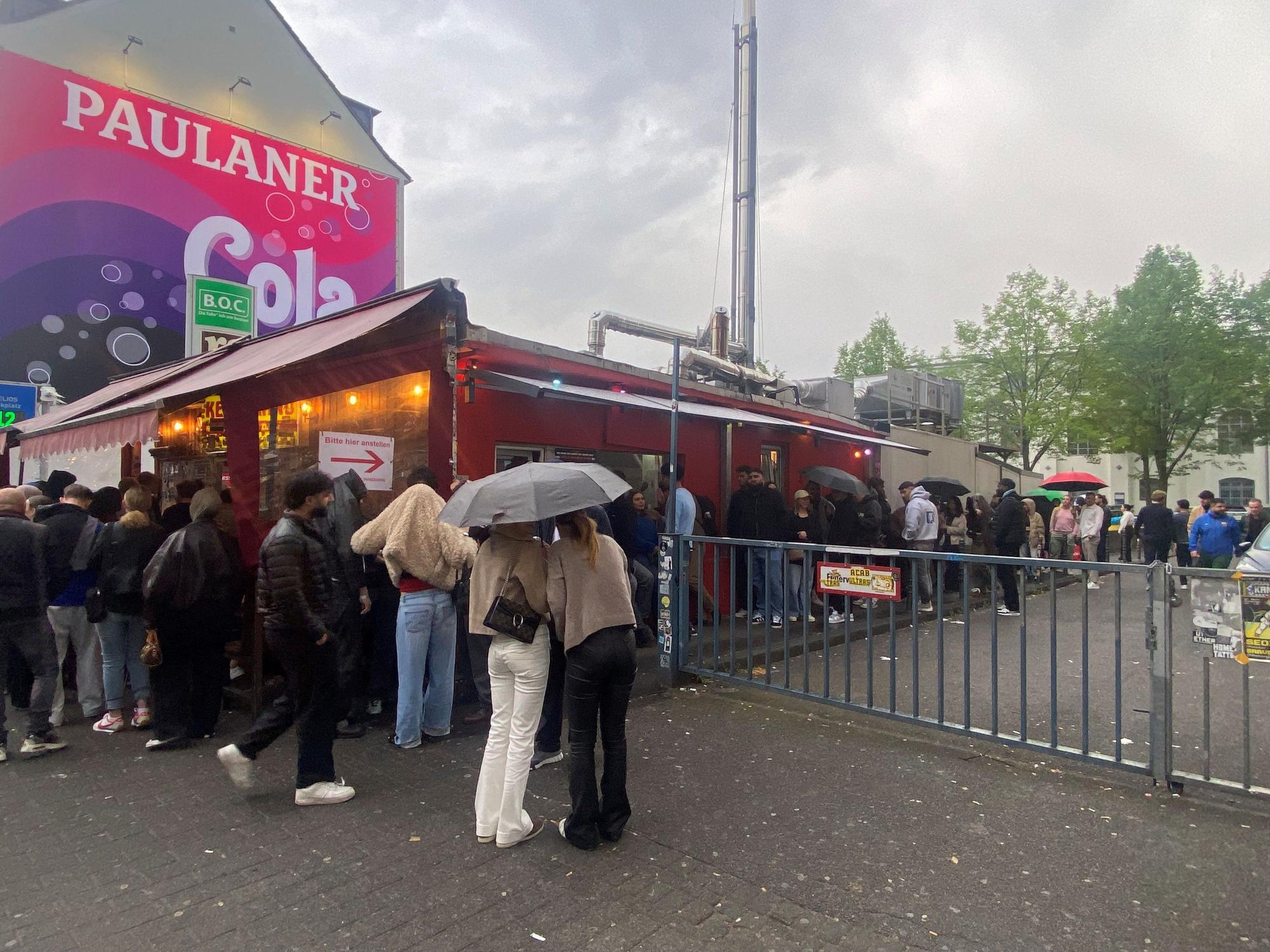 Kundenschlange vor dem Lokal Kebapland.