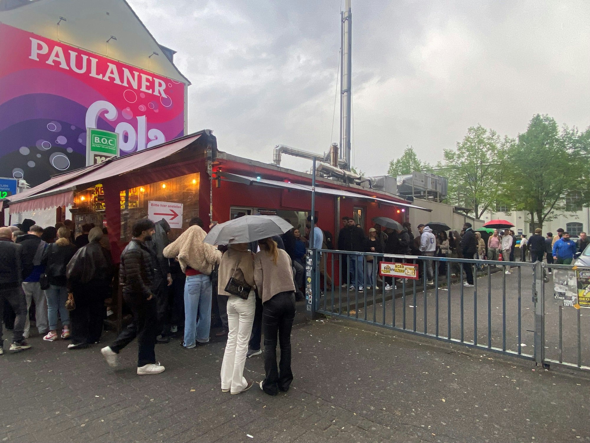 Kundenschlange vor dem Lokal Kebapland.
