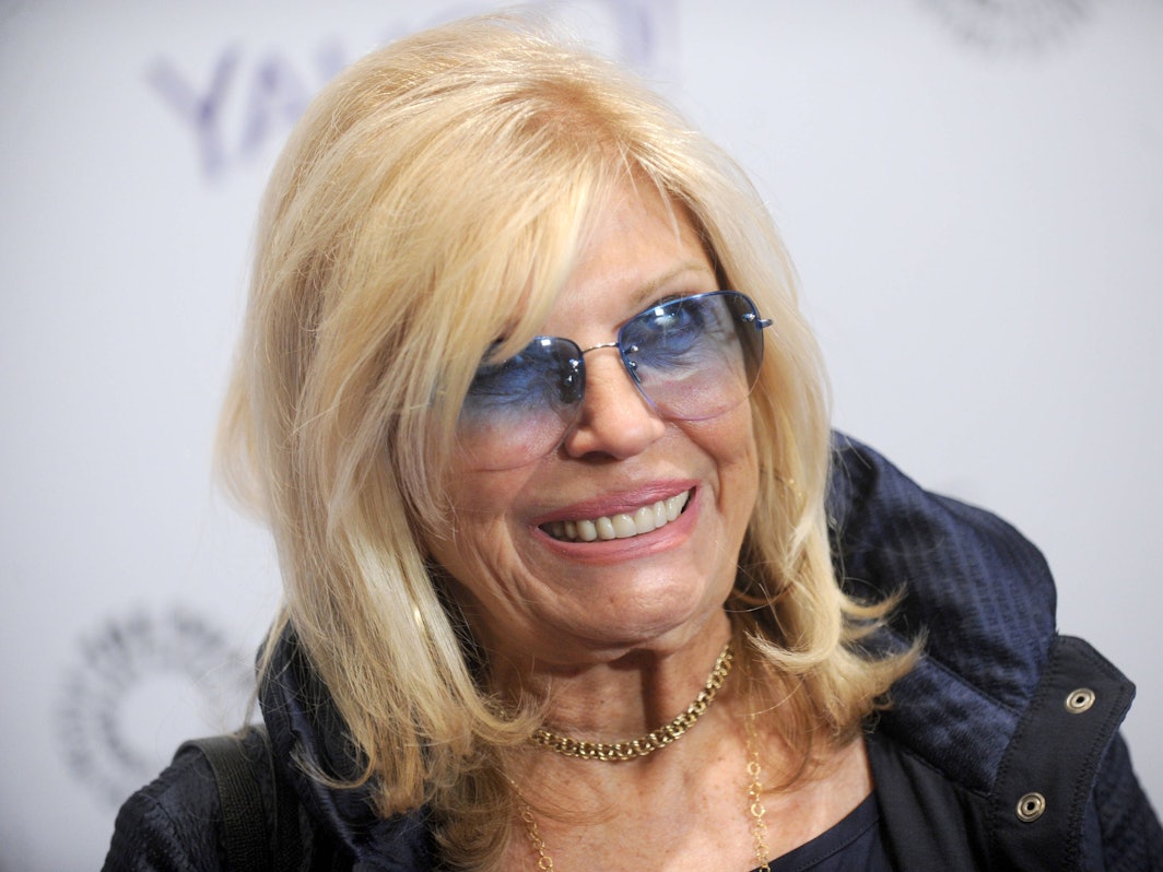 Nancy Sinatra posiert.