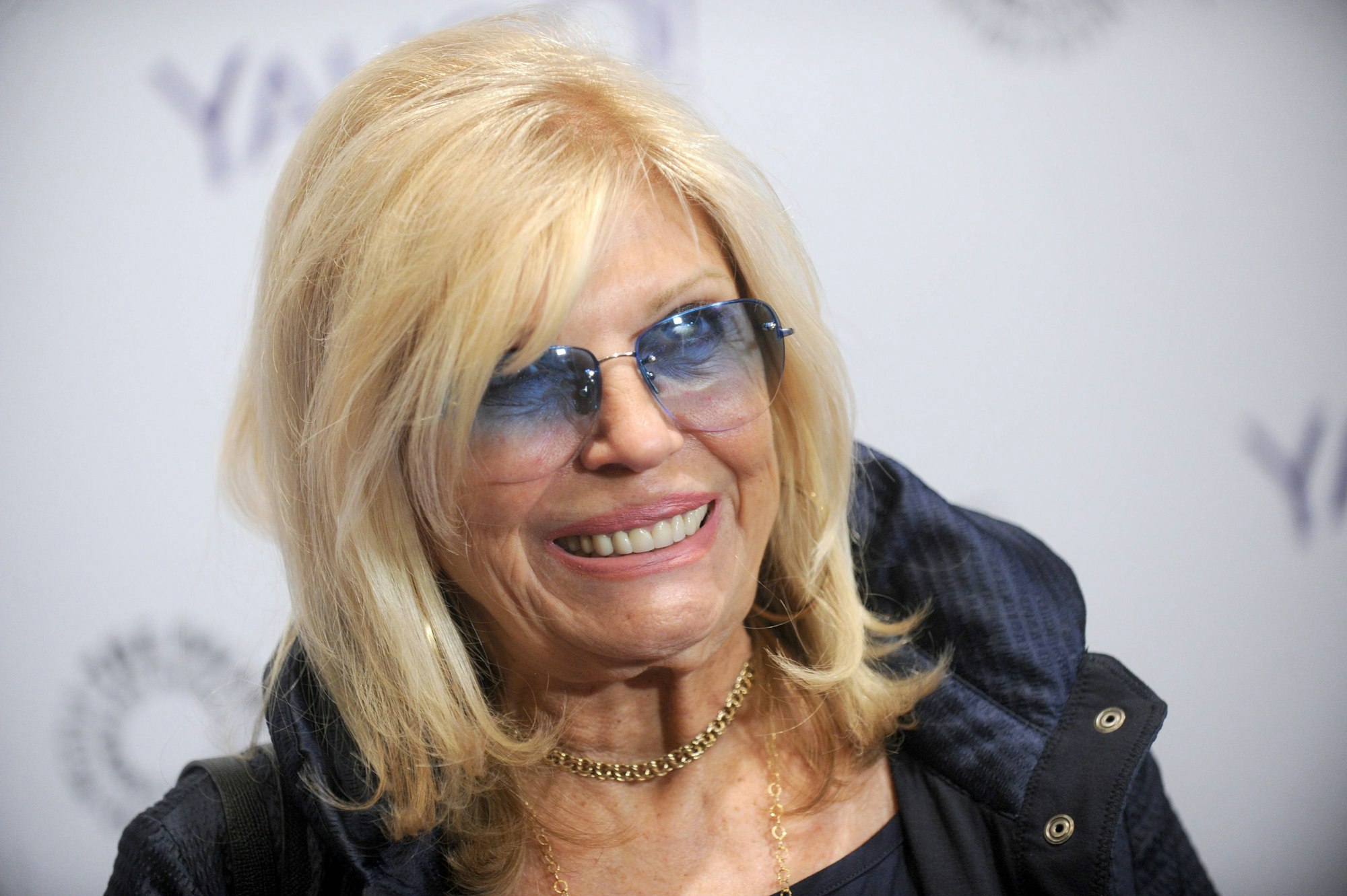 Nancy Sinatra posiert.