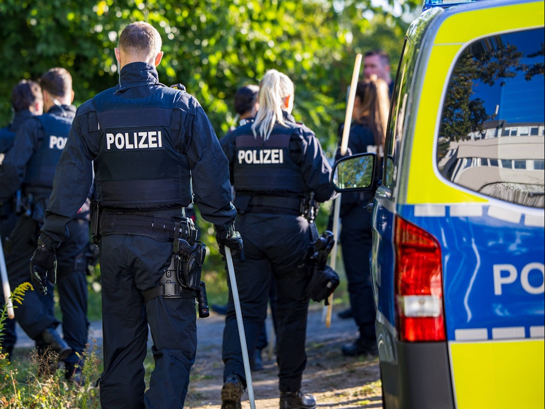 Die Überreste der vermissten Frau wurden in einem Waldstück in Kürten-Herweg gefunden. Das Symbolfoto zeigt die Polizei bei der Dursuchung eines Waldstücks in Hessen.