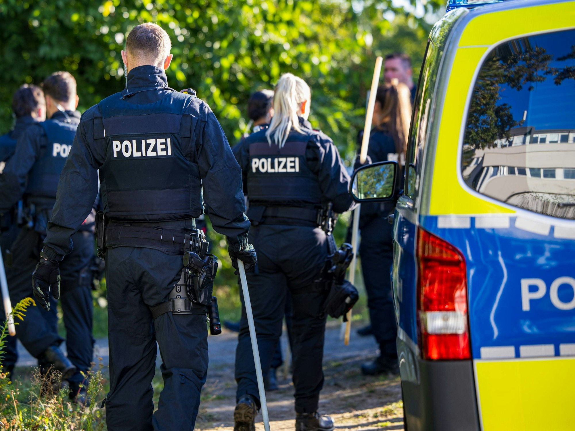 Die Überreste der vermissten Frau wurden in einem Waldstück in Kürten-Herweg gefunden. Das Symbolfoto zeigt die Polizei bei der Dursuchung eines Waldstücks in Hessen.