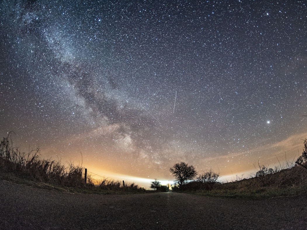 Verschiedene Flugobjekte sind rund um die Milchstraße während des Lyriden-Meteorschauers am Nachthimmel über Fehmarn zu sehen.