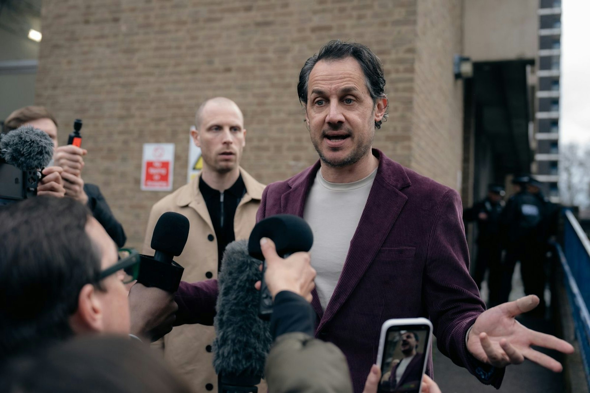 Jovial, aber trotz dem ein Neonazi: Cosmo Thompson (Dustin Demri-Burns). (Bild: © Apple TV / Matt Towers)