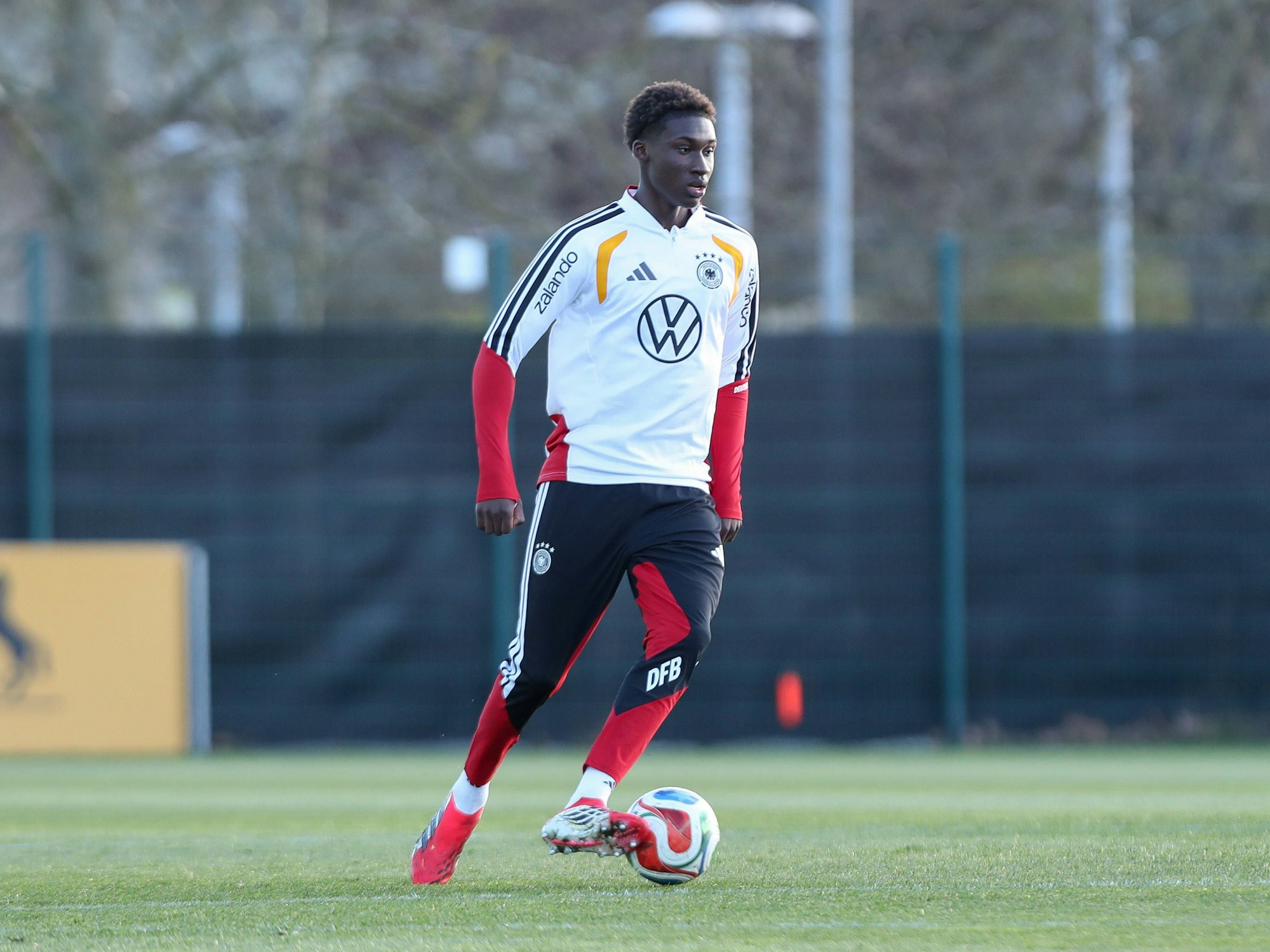 Karim Coulibaly mit Ball in Aktion.