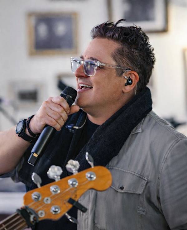 Micky Nauber singt beim Auftritt auf der Bühne.