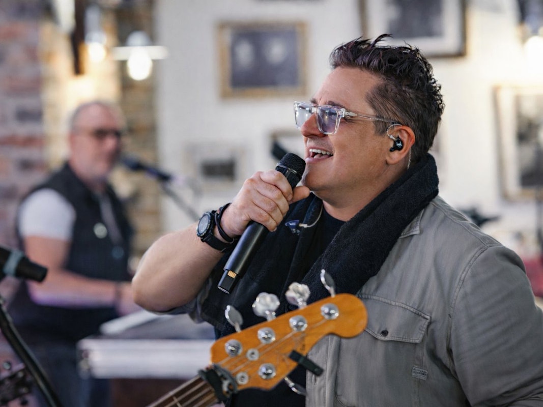 Micky Nauber singt beim Auftritt auf der Bühne.