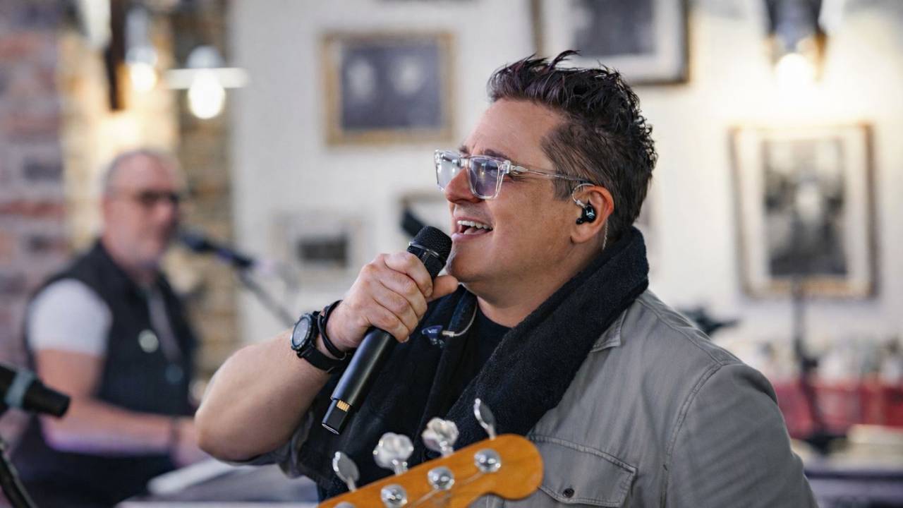 Micky Nauber singt beim Auftritt auf der Bühne.