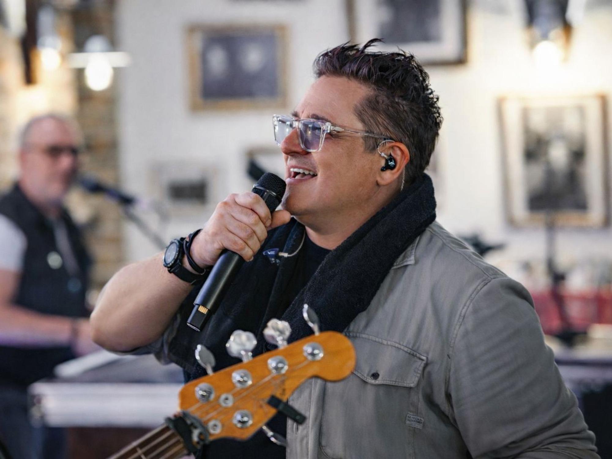 Micky Nauber singt beim Auftritt auf der Bühne.