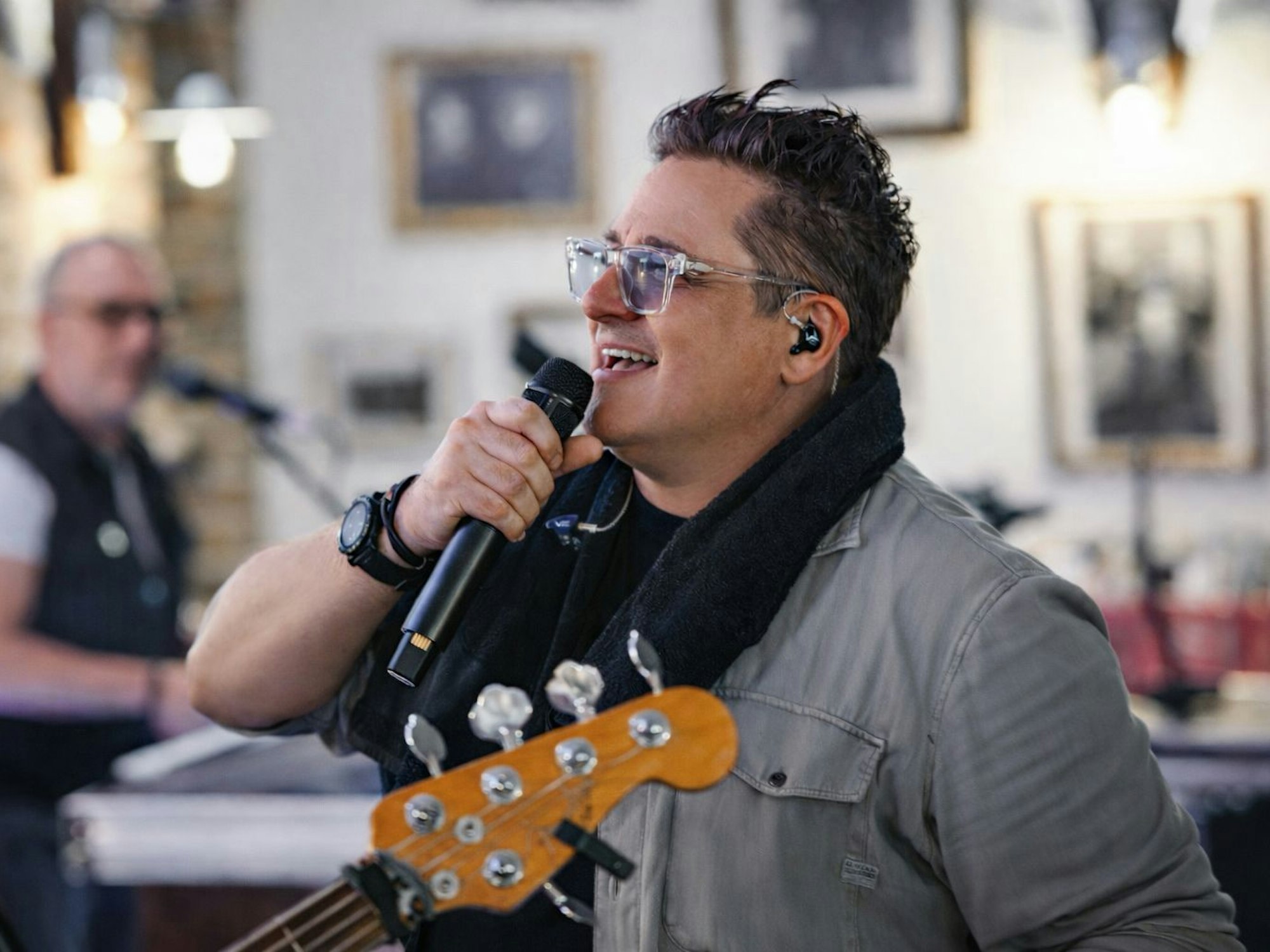 Micky Nauber singt beim Auftritt auf der Bühne.