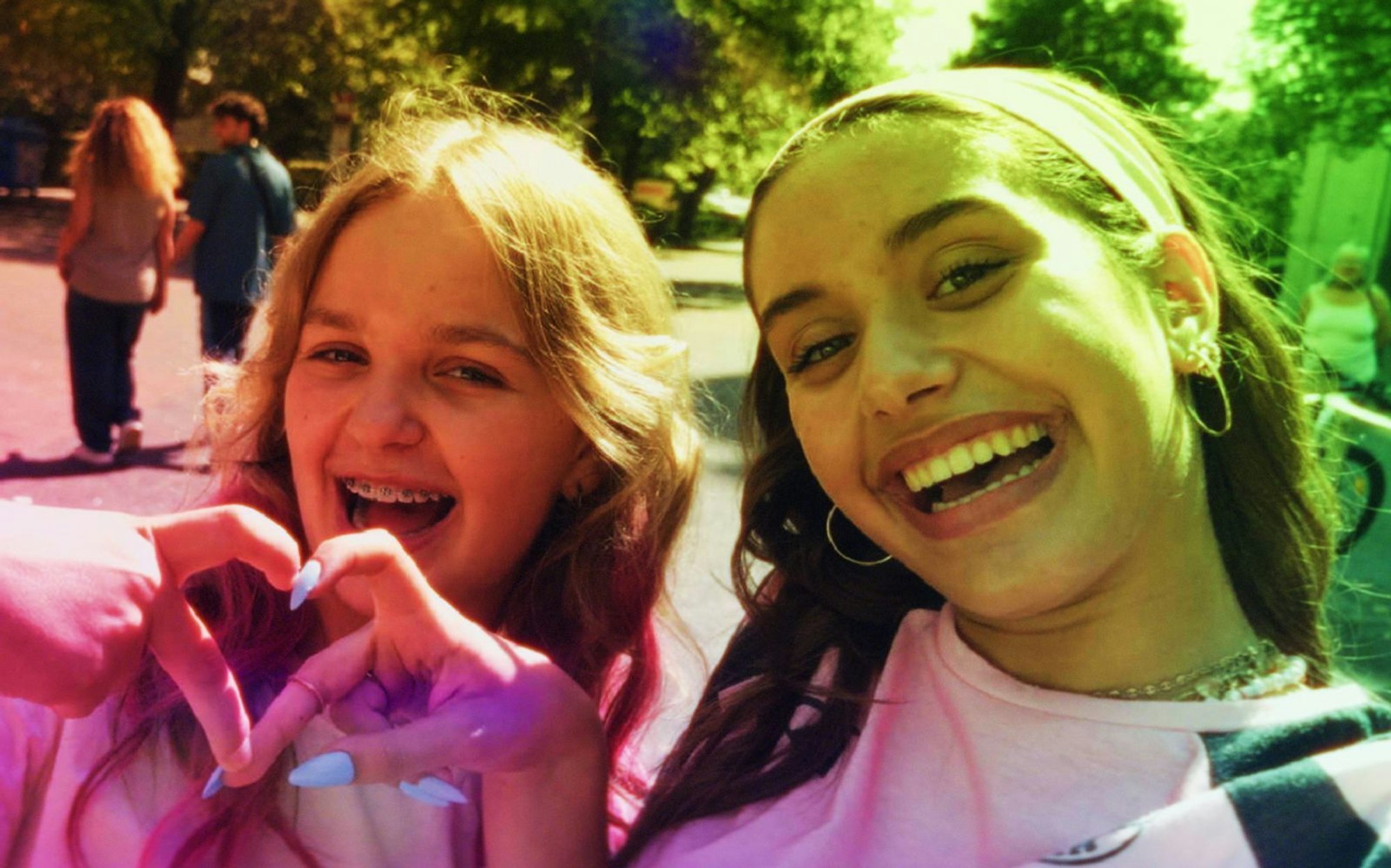 Sarah (Manon Debaille, links) und Dilek (Chiara Kitsopoulou) sind beste Freundinnen. Zusammen wollen sie nun ein „Hobby-Horsing-Abenteuer“ bestehen. (Bild: Port au Prince Pictures / Lieblingsfilm)