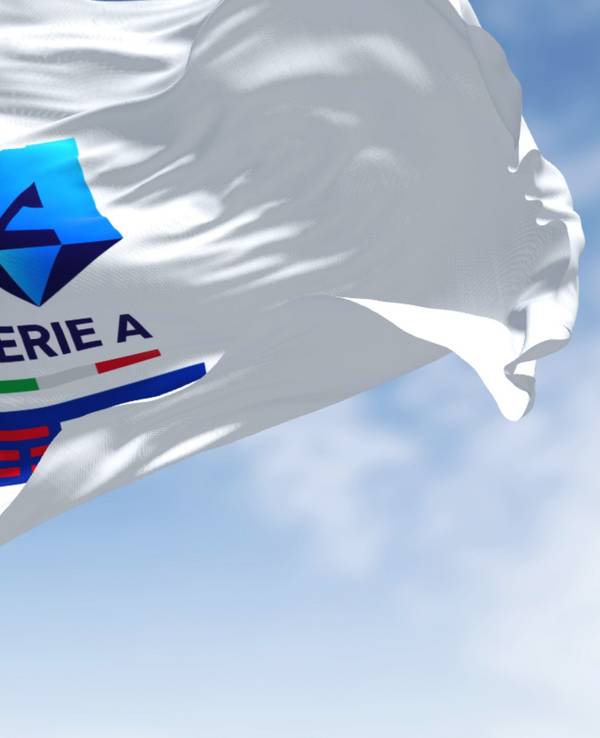 Das Foto dient als Symbolbild und zeigt das Serie-A-Logo auf einer weißen Flagge.