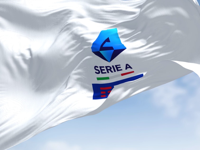 Das Foto dient als Symbolbild und zeigt das Serie-A-Logo auf einer weißen Flagge.