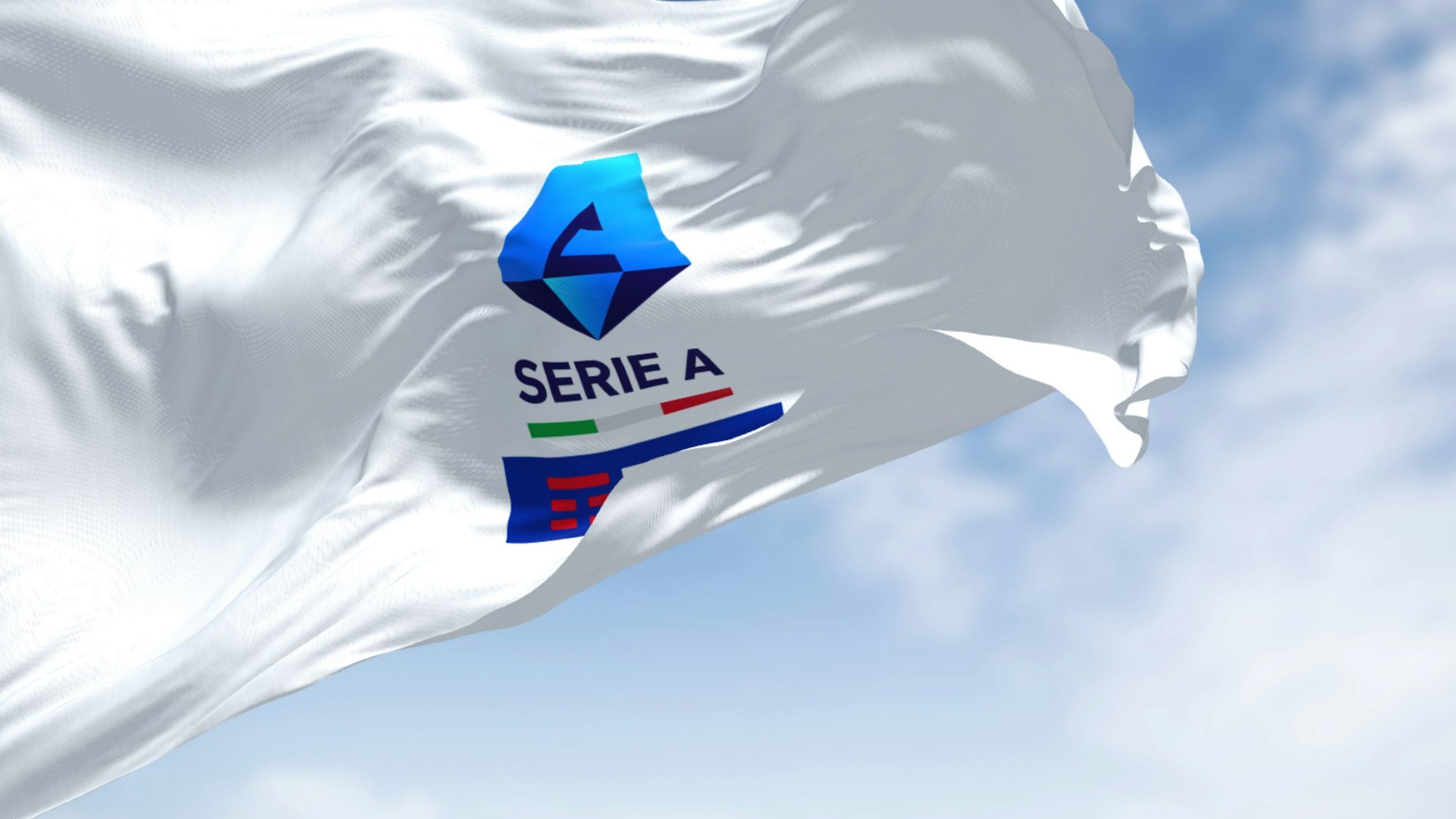 Das Foto dient als Symbolbild und zeigt das Serie-A-Logo auf einer weißen Flagge.