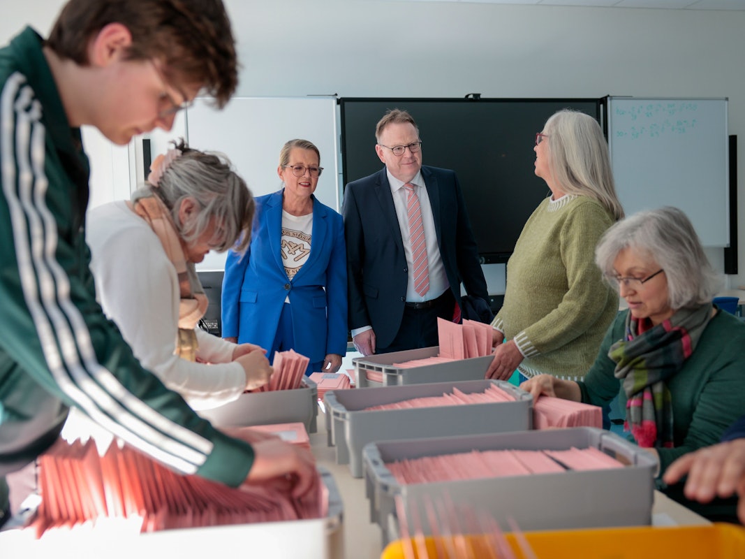 19.04.2026
Köln, NRW
Ratsbürgerentscheid Olympia KölnRheinRuhr
Oberbürgermeister Torsten Burmester und Abstimmungsleiterin, Stadtdirektorin Andrea Blome, besuchen das Auszählzentrum.