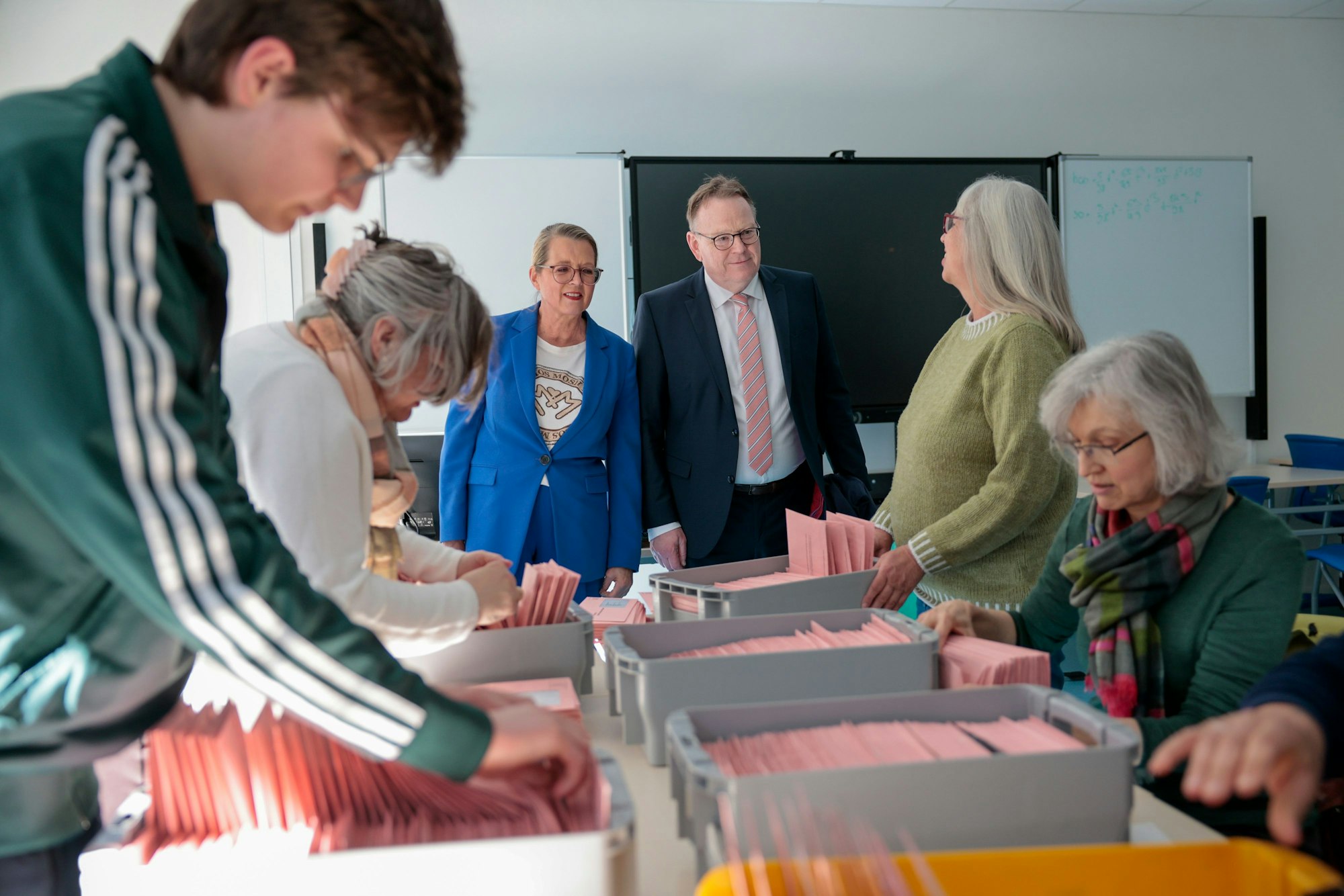 19.04.2026
Köln, NRW
Ratsbürgerentscheid Olympia KölnRheinRuhr
Oberbürgermeister Torsten Burmester und Abstimmungsleiterin, Stadtdirektorin Andrea Blome, besuchen das Auszählzentrum.